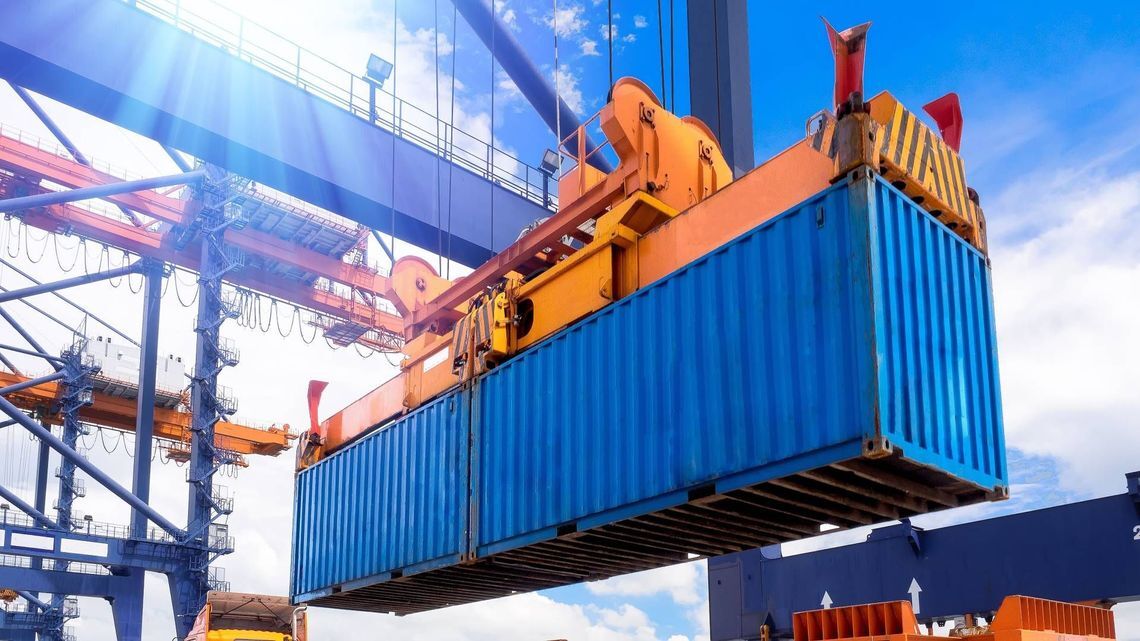 container handler machine lifting a container