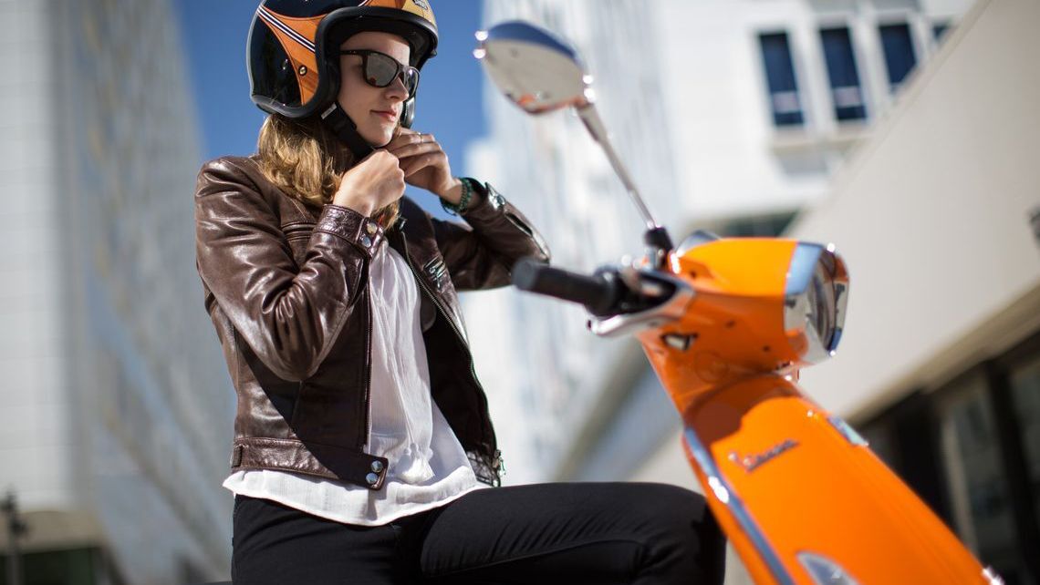 The chinstrap tightening system of your motorcycle helmet
