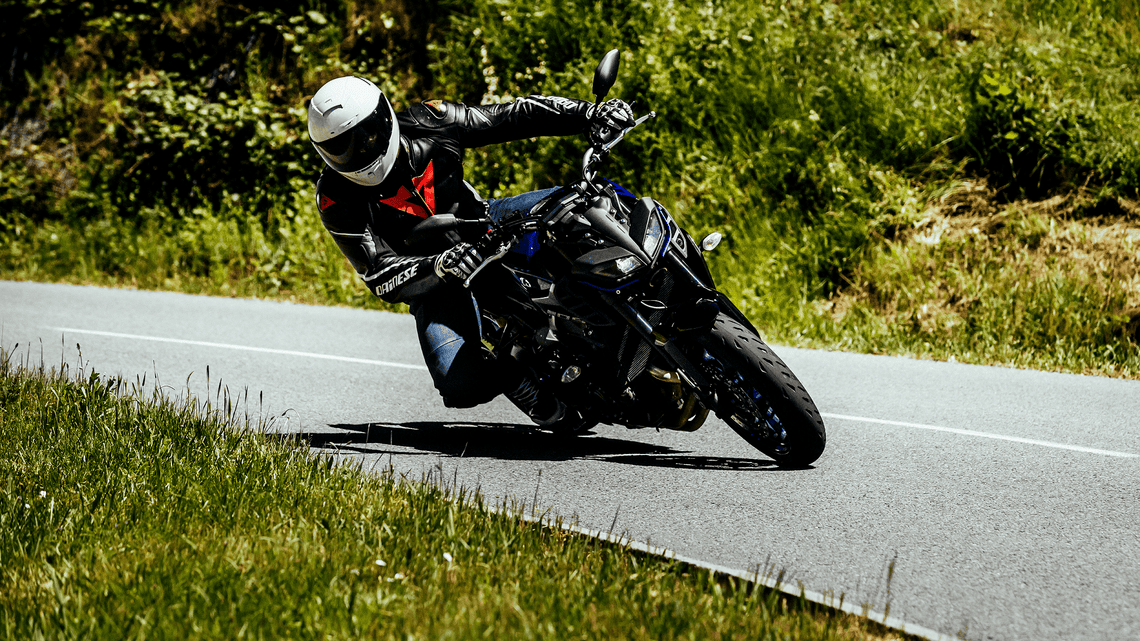 Cornering on a motorcycle: adapt your trajectory based on the type of turn