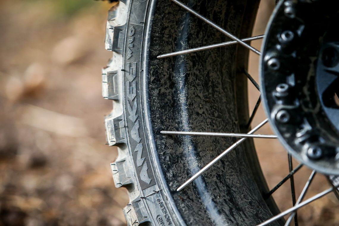 Llanta de radios Tubeless (TL): los radios se fijan en los bordes manteniendo la estanqueidad.