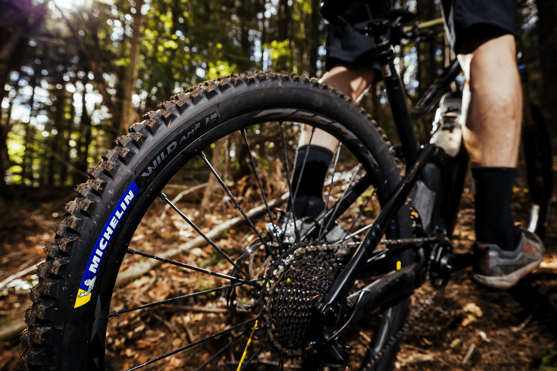 Fitting bike tyres