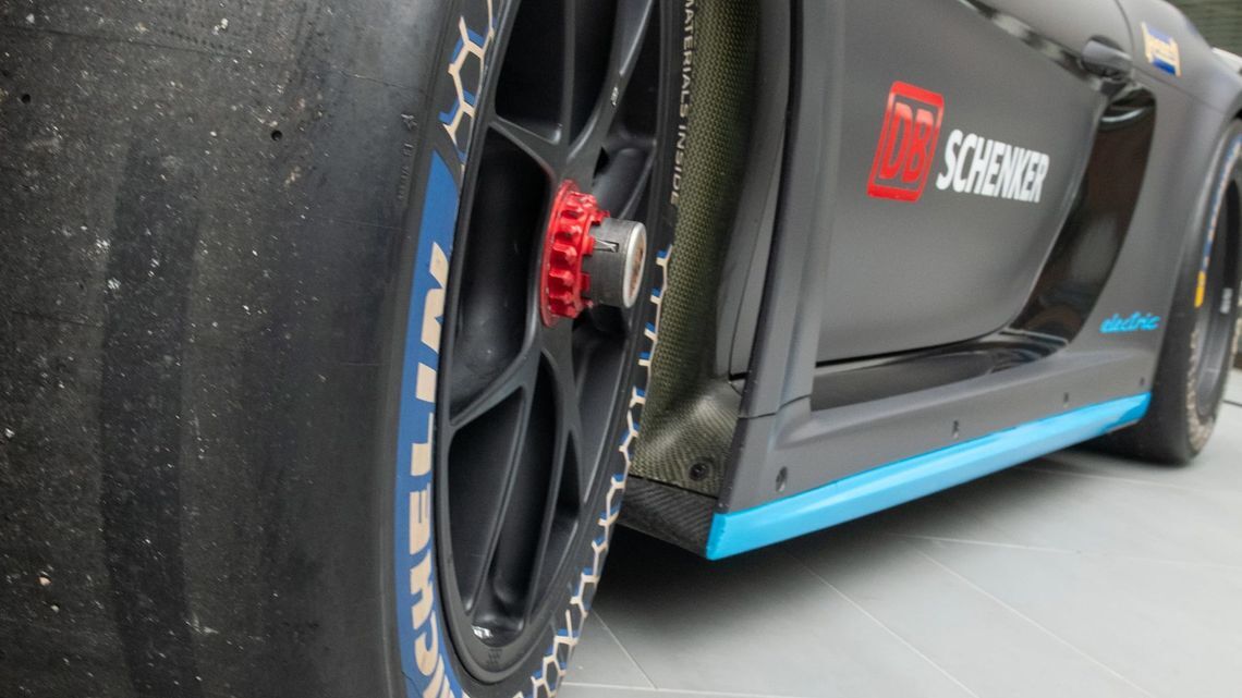 integrating sustainable materials MICHELIN for the new Porsche GT4 e-Performance