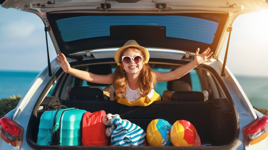 ドライブ旅行を楽しむ少女