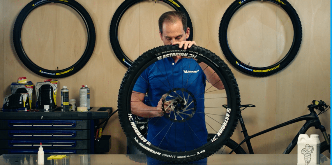 チューブレスバイクタイヤを整備する