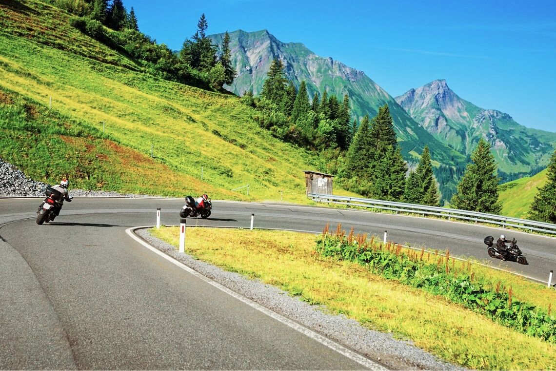 山道を走るオートバイ