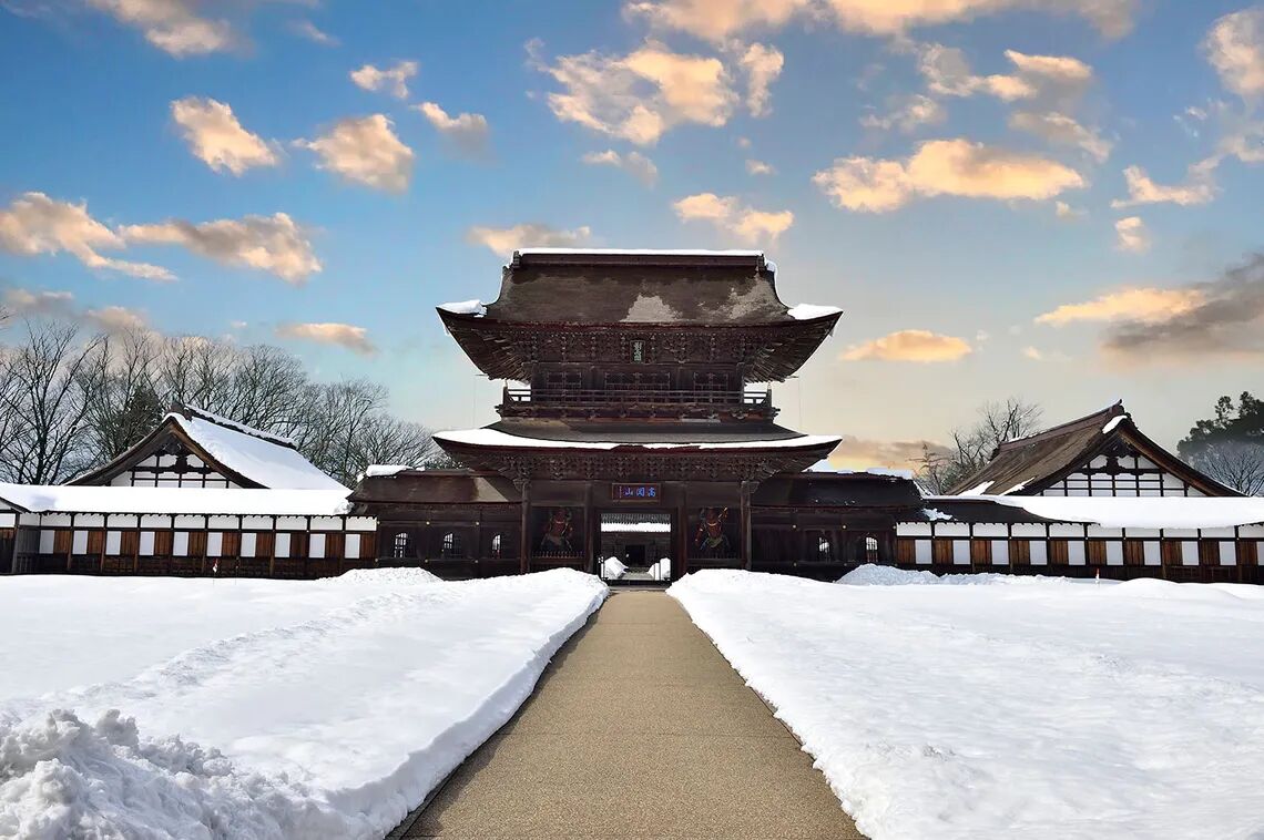 国宝 高岡山瑞龍寺、山門へ向かう道
