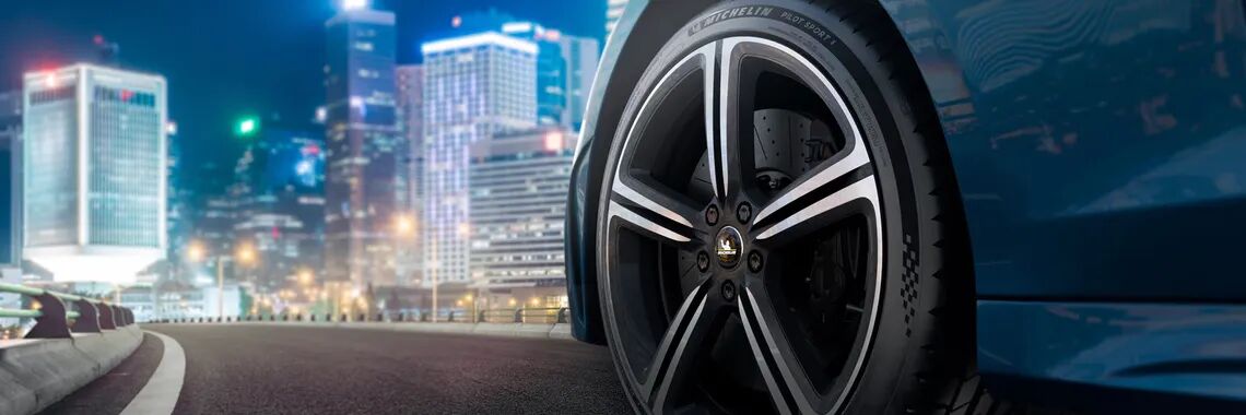 ckvvz0r8w08ui01k4185c1e5o 4w 986 tire michelin pilot sport 5 en product in context 1 nosignature landscape 0 581 4450 1484 max