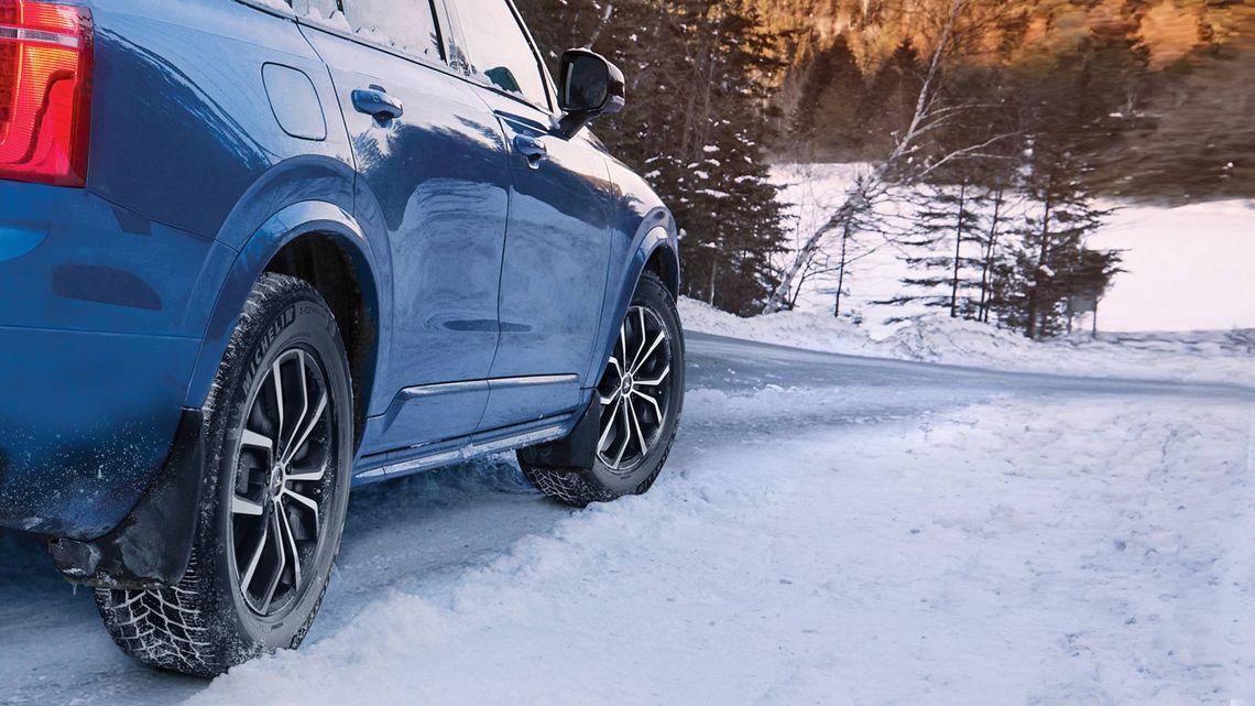 SUVに最適なスノータイヤで雪道を走る