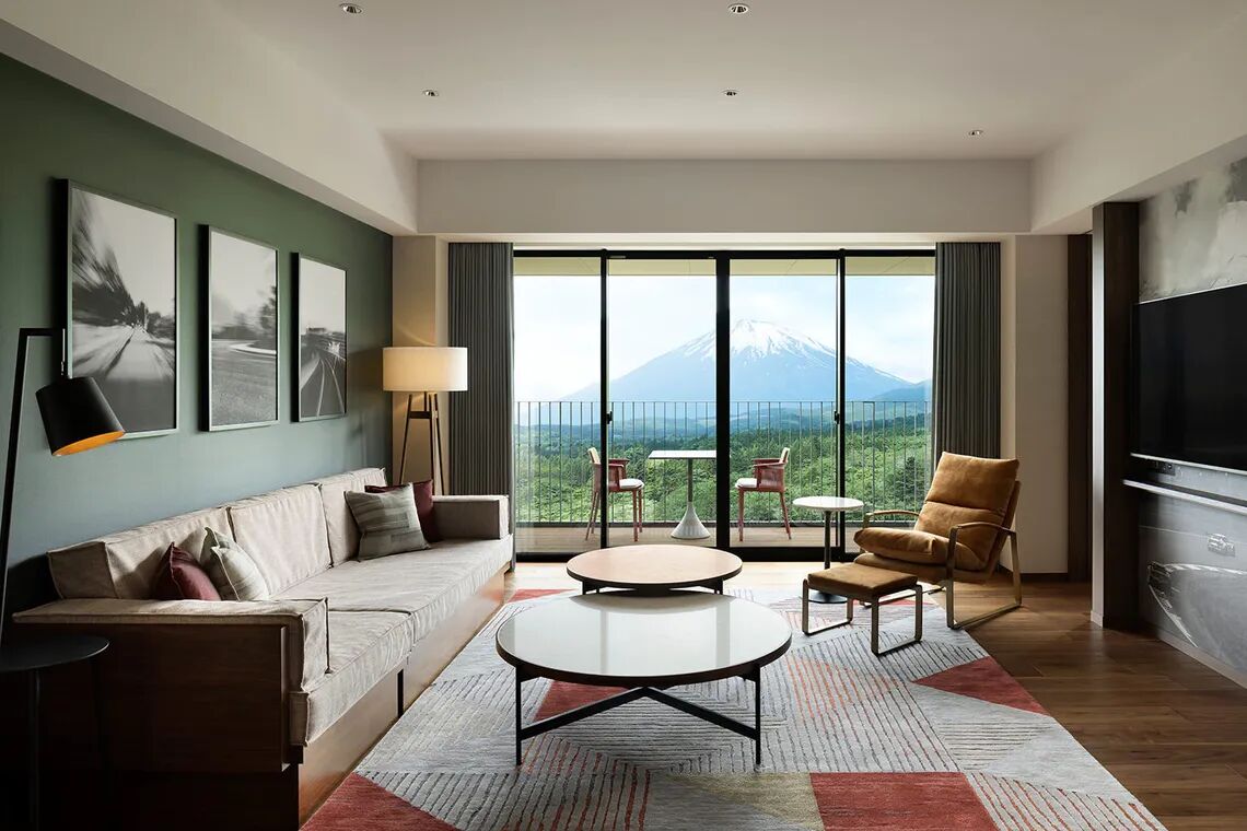 大きな窓が特徴的な富士山ビューの客室