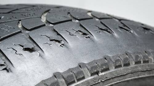 磨耗の激しいタイヤ