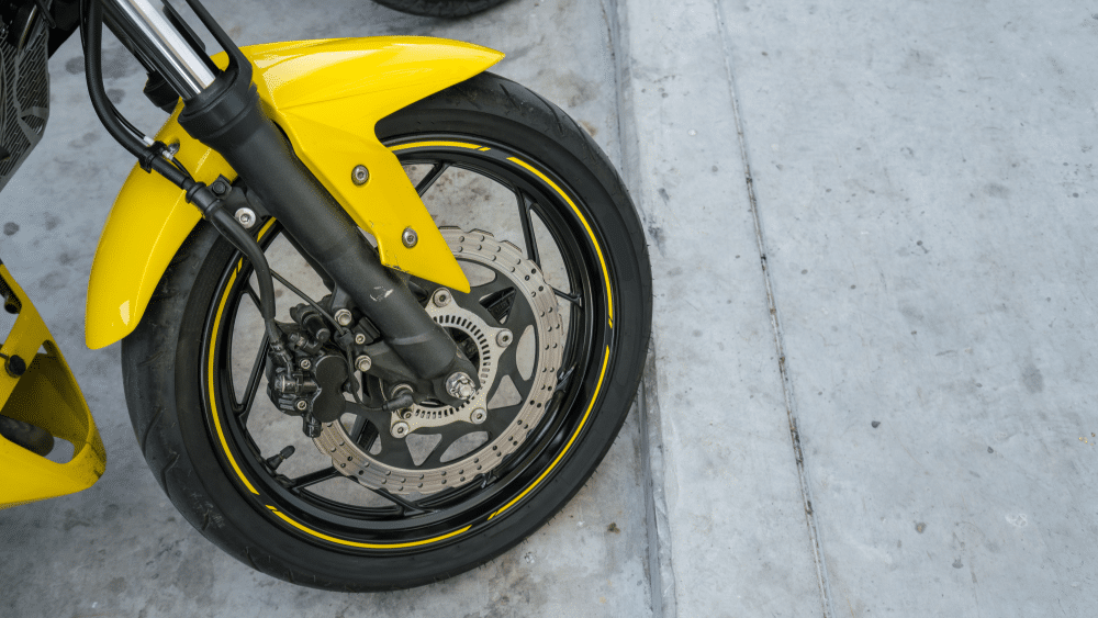 Bánh trước xe máy bị lắc do đâu