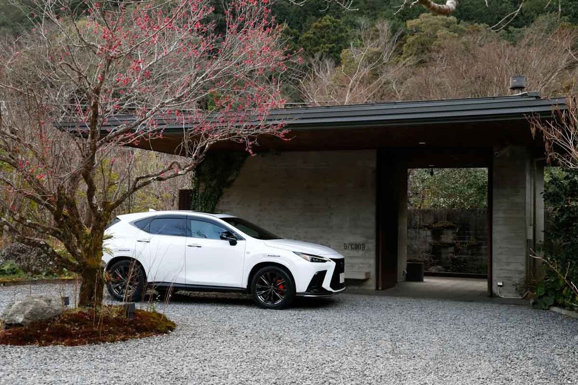 アルカナイズのエントランスに停車するレクサスNX