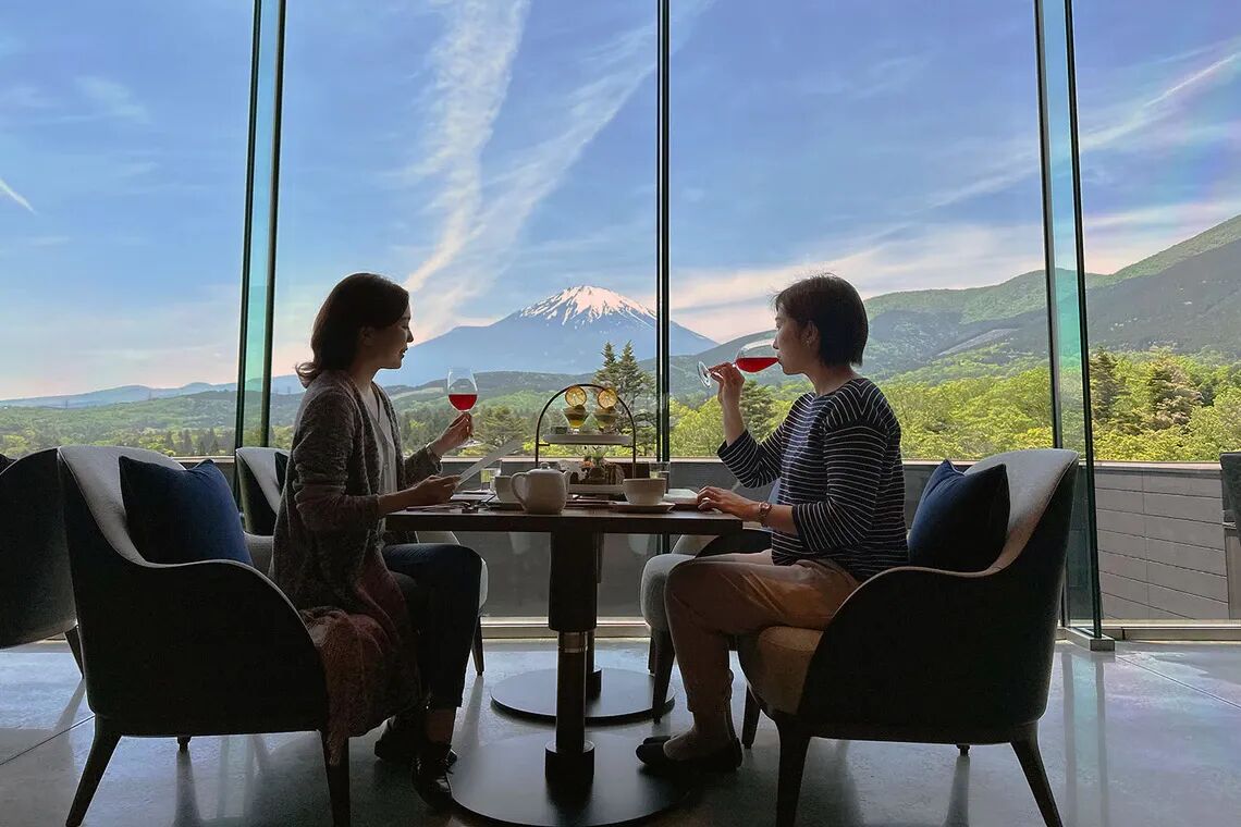 TROFEO ラウンジでアフターヌーンティーを楽しむ人々