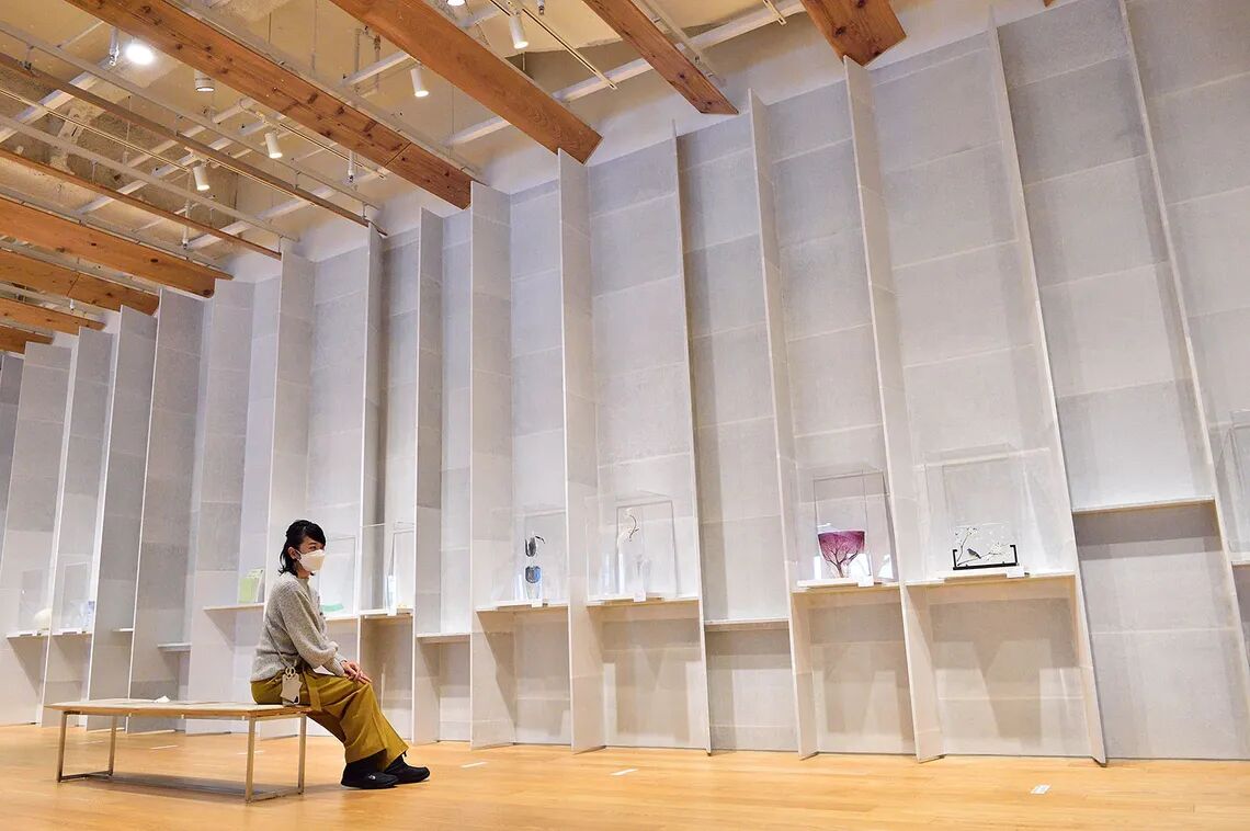富山市ガラス美術館、「グラス・アート・パサージュ」に並ぶ作品