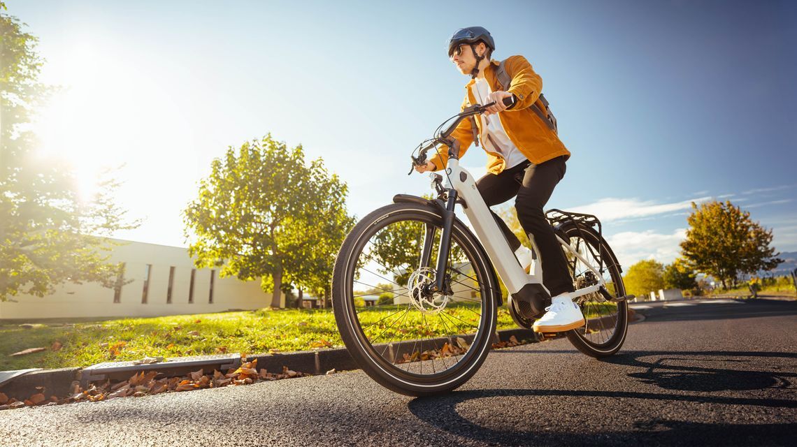 サイクリングをする男性