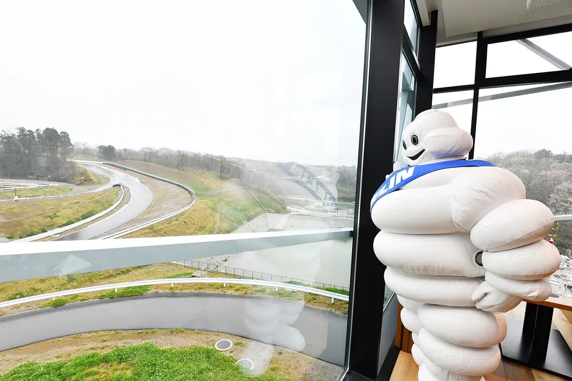 PEC Tokyoのメインダイニング「Restaurant 906」からはコースが一望できる。