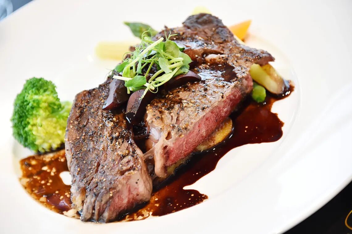 木更津産牛ヒレ肉のステーキ。ロースト野菜、パルメザンチーズ、フライドポテト、赤ワインソースと共に。