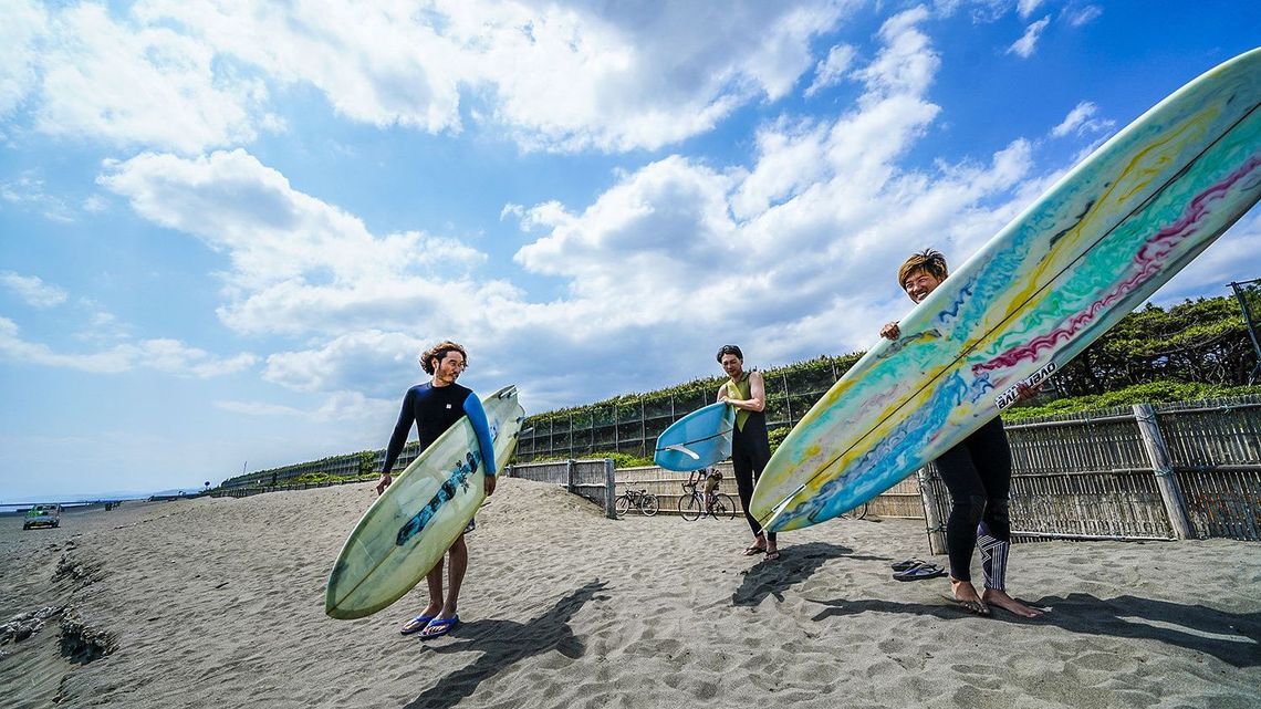 サーフボードを抱え楽しそうに談笑する男性達