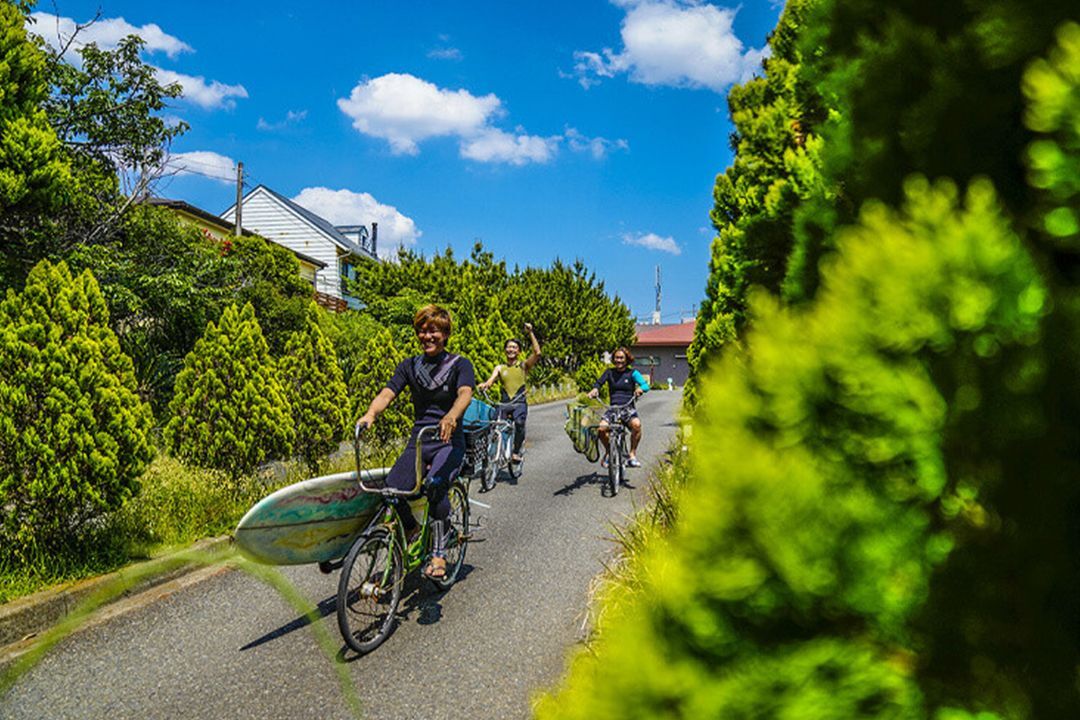 ビーチクルーザーにサーフボードを積んで海へ