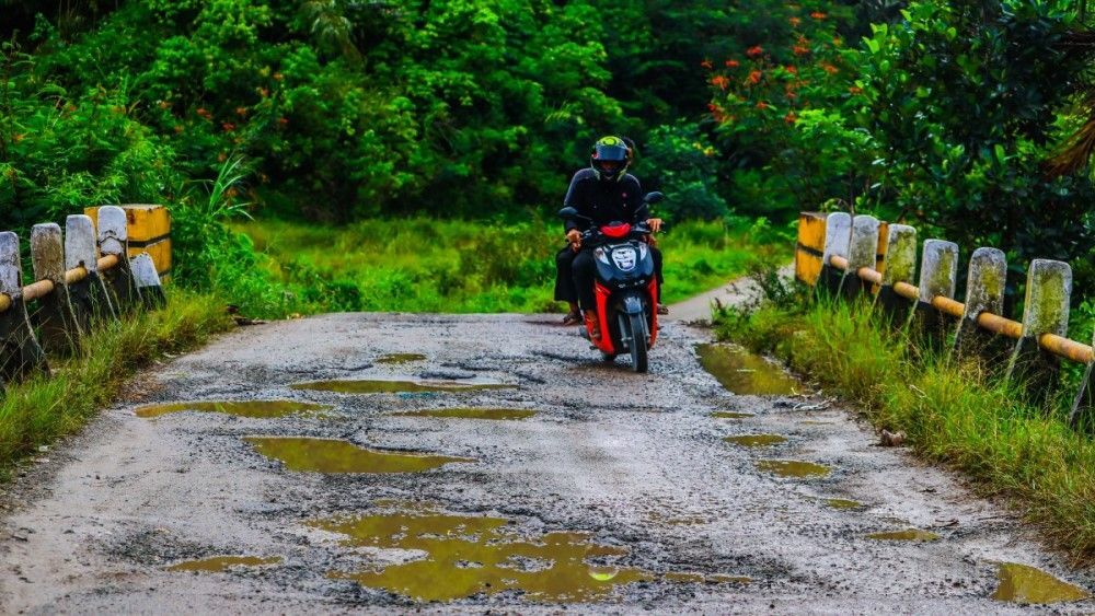 lốp xe máy có thể bị nứt do thường xuyên di chuyển trên đường xấu
