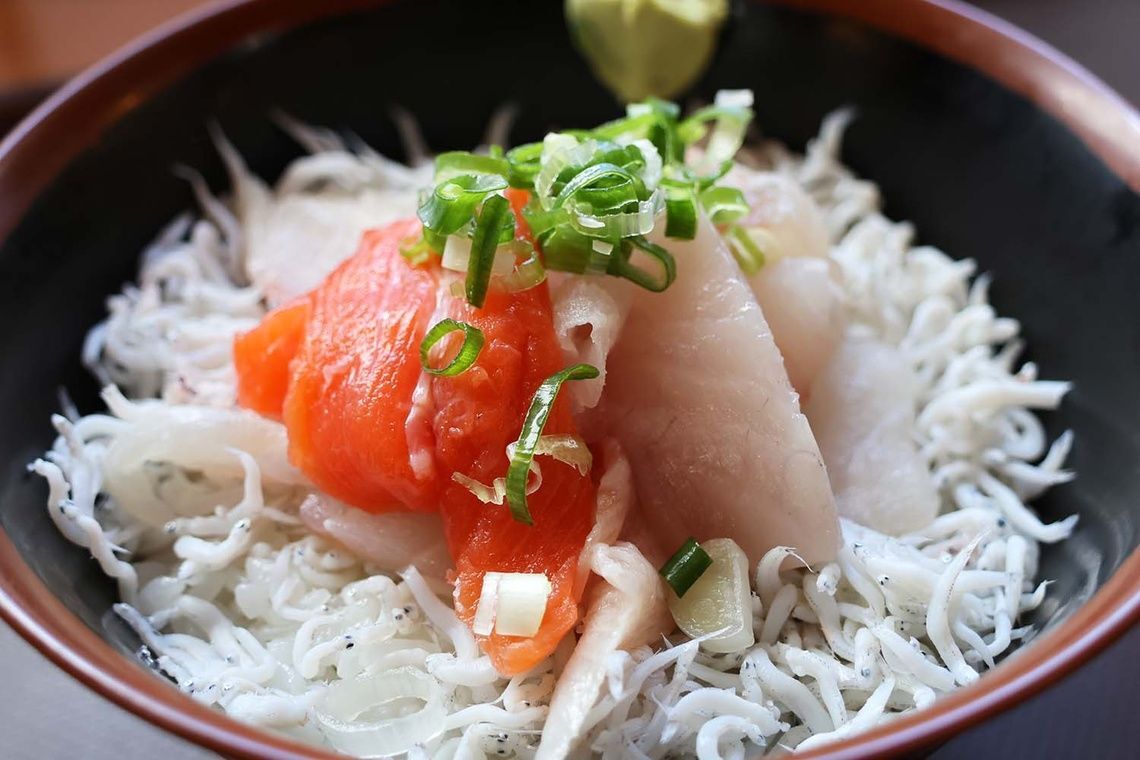 魚市場のまかない丼