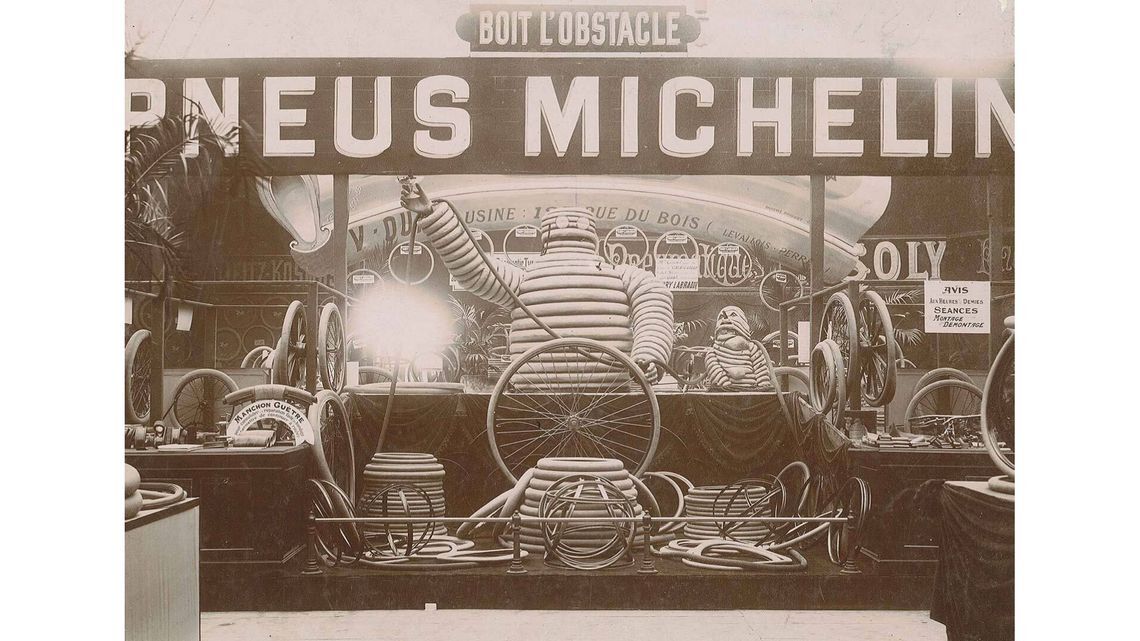 1898年に開催されたサクルショーでのミシュランの広告展示
