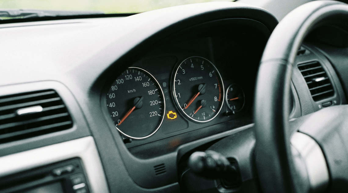 ไฟ engine light โชว์ขึ้นมาจนทำให้ต้องจอดรถ