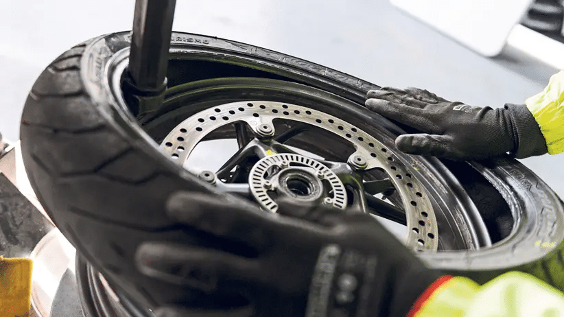 Bánh sau xe máy bị lắc do đâu