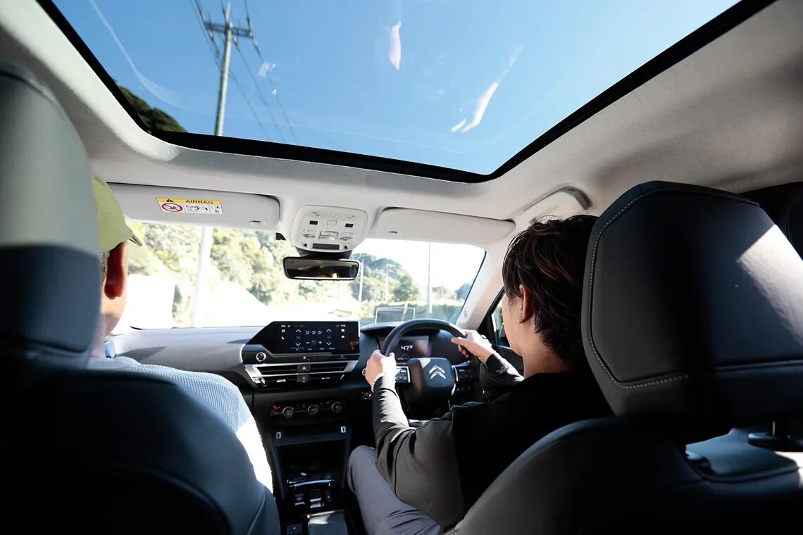 シトロエンNEW Ë-C4 SHINEの車内