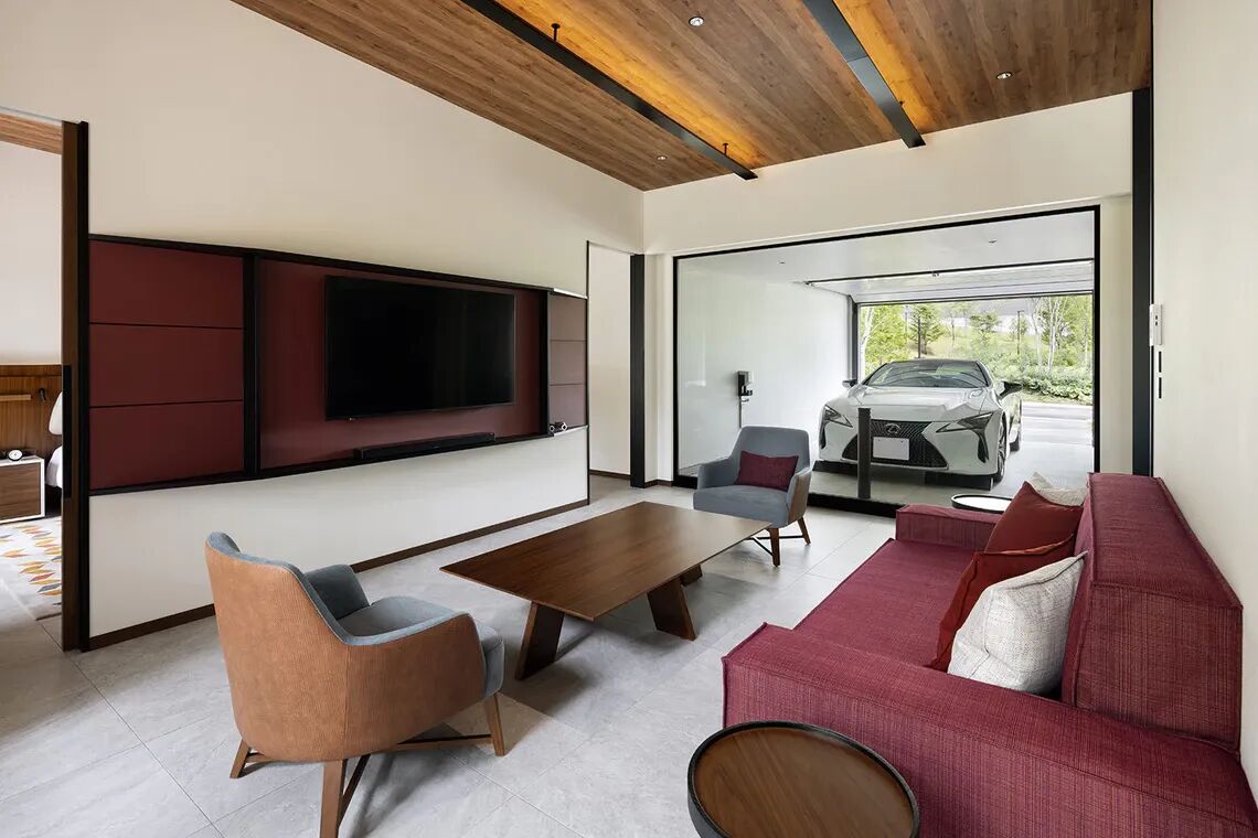 リビングルームから愛車を眺めて過ごすことができる、プライベートガレージ付きヴィラ