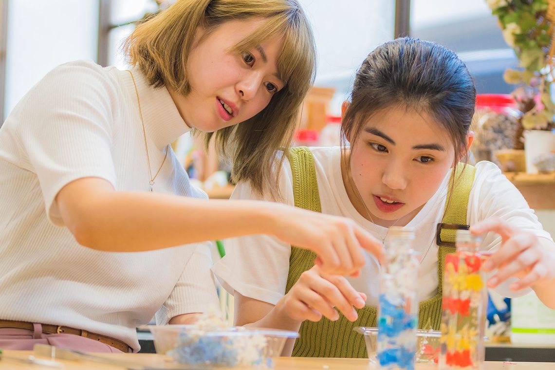 たくみの里で工芸品の手作り体験