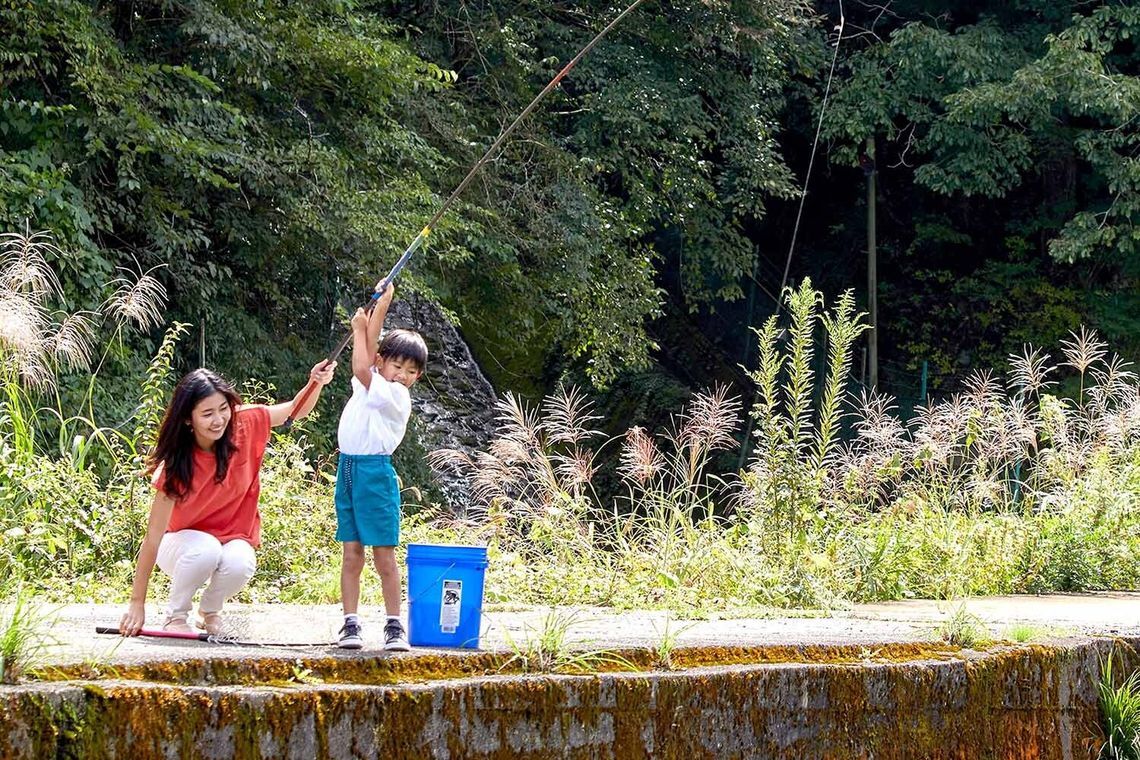 須川フィッシングパークで釣り体験をする親子