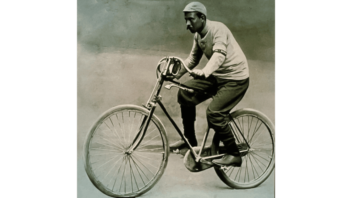 取り外しのきくミシュランの「デモンターブル」を装着した自転車に乗るシャルル・テロン