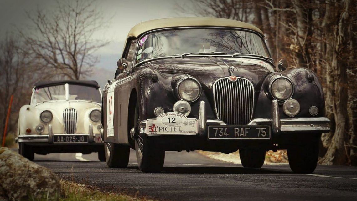 黒と白のクラシックカー