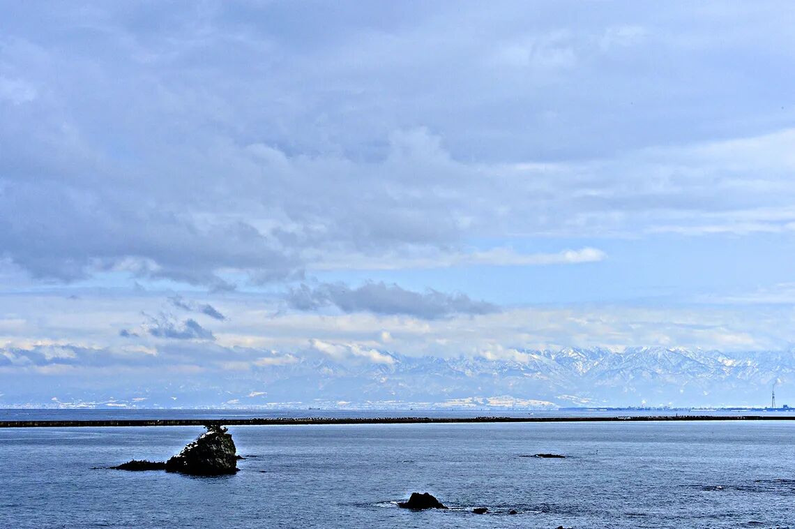 雨晴海岸から見た立山連峰