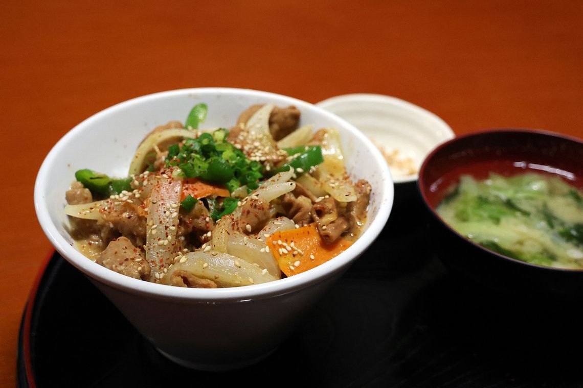 サウナしきじの白もつガーリック丼