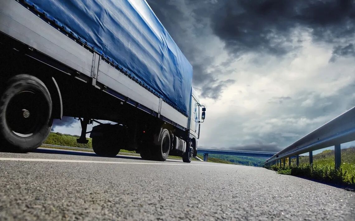 ckavyif4m00n101jy8wh3kdc9 background truck on a road help and advice max