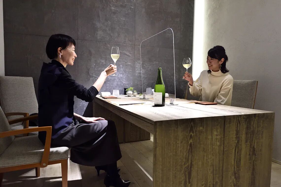 特製ノンアルコールドリンクや地元のワインを楽しむ