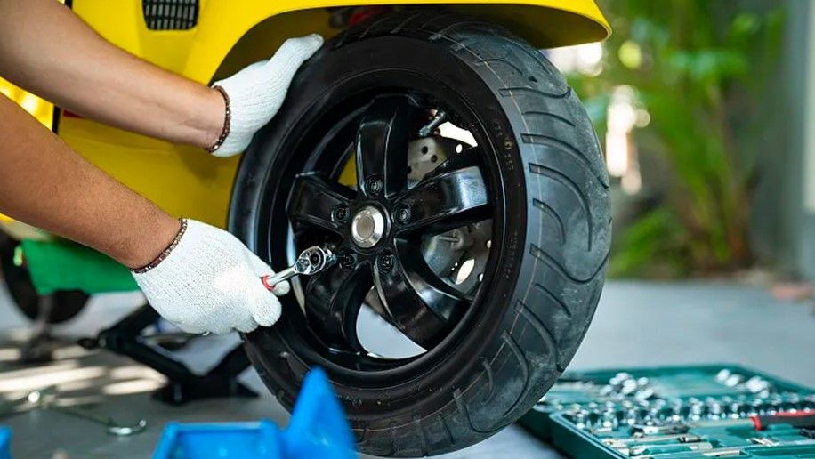 Xe máy bị lệch bánh sau