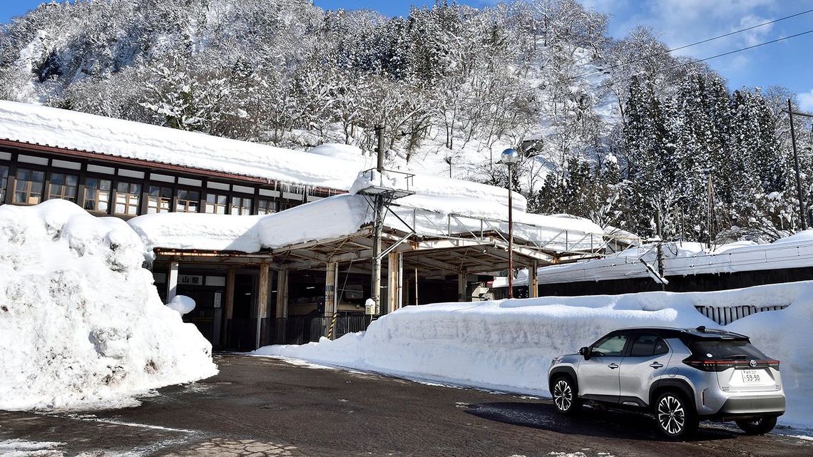 立山駅とヤリスクロス