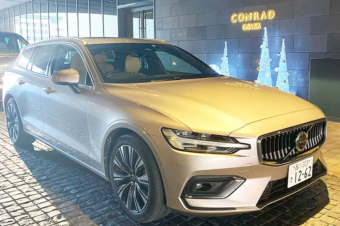 スタイリッシュなコンラッド大阪エントランス