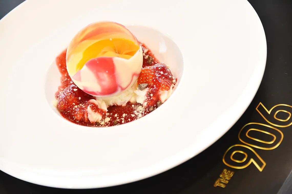 チョコレートに包まれたマンゴームースは、マンゴーの甘酸っぱさとチョコレートの甘さのハーモニーが楽しめる。