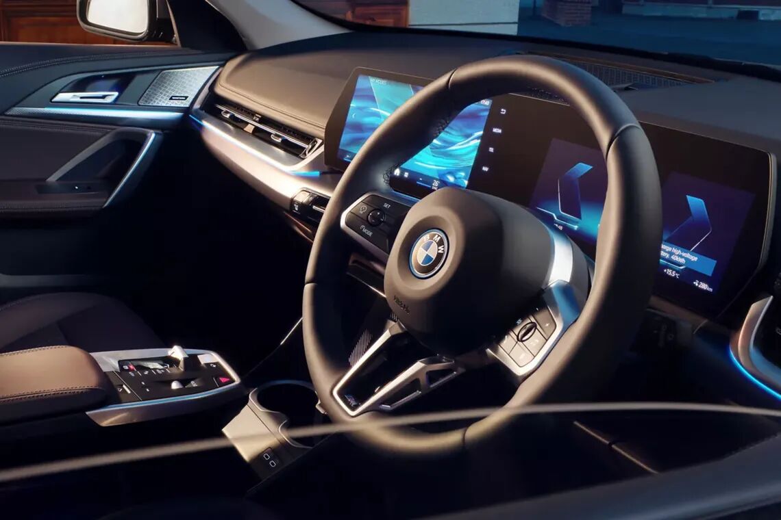 ภายในห้องโดยสารของ BMW iX1 L พวงมาลัยขวา