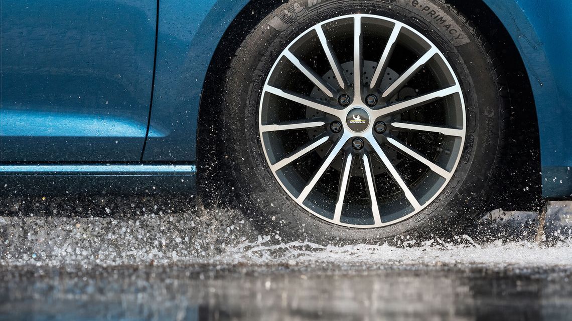 ハイドロプレーニング現象は事故の原因としては非常にまれです