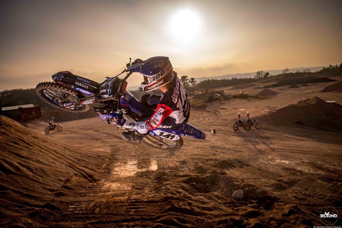 How to change a motorcycle tyre