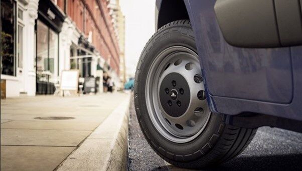 The thick, reinforced sidewalls of the MICHELIN Agilis make it an excellent off-road tyre for vans.