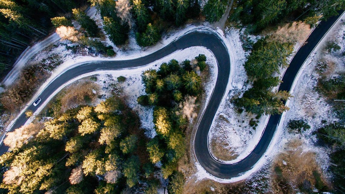 karla kaplı köy yolu