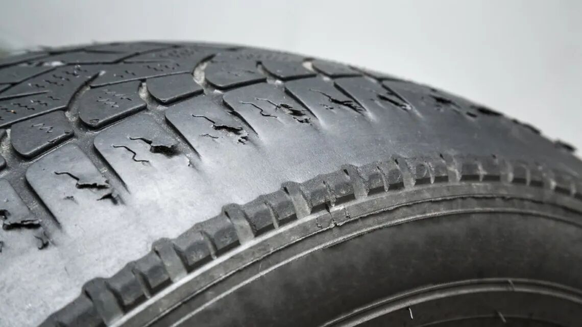 ck0mjnzj2006h0jl97sciqo25 legal tyre small 3