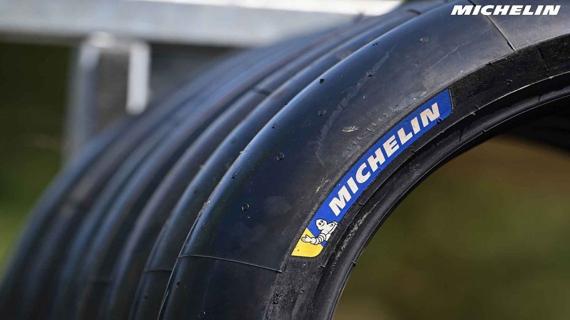 2026: Michelin zmienił alokację opon – z trzech do dwóch specyfikacji przednich opon oraz zwiększył liczbę miękkich mieszanek z pięciu w 2025 roku do siedmiu. Zmiana ta ogranicza produkcję opon, a tym samym redukuje emisję CO₂.