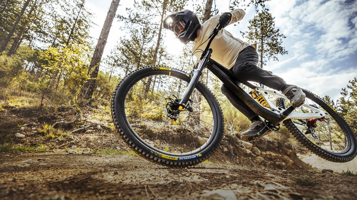 bi 156 tire michelin dh 16 master features and benefits 2 nosignature 16 slash 9